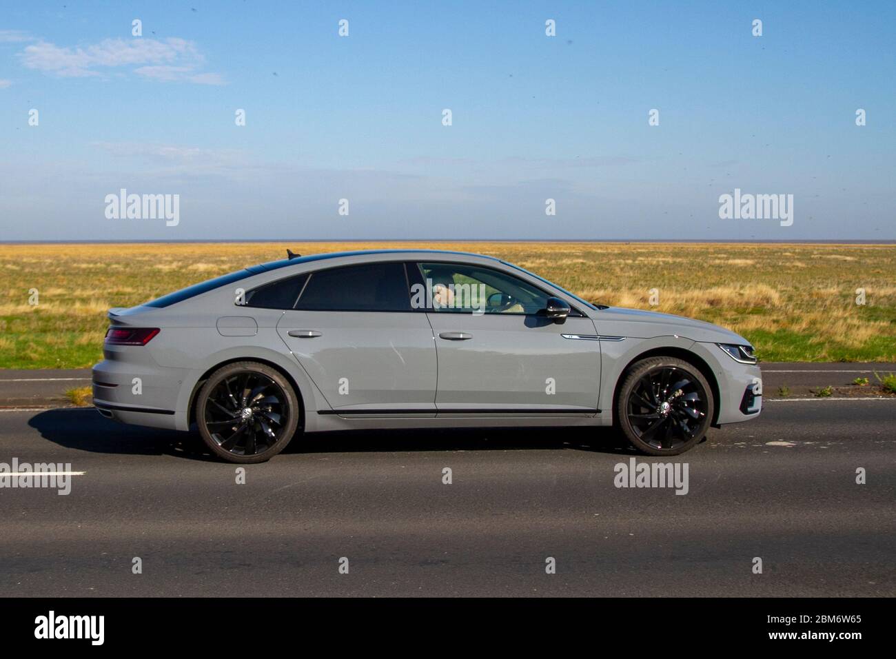 2020 grau VW Volkswagen Arteon R-Line Edition TSI; Fahrzeugverkehr bewegende Fahrzeuge, Fahren Fahrzeug auf britischen Straßen, Motoren, Autofahren in Southport, Großbritannien Stockfoto