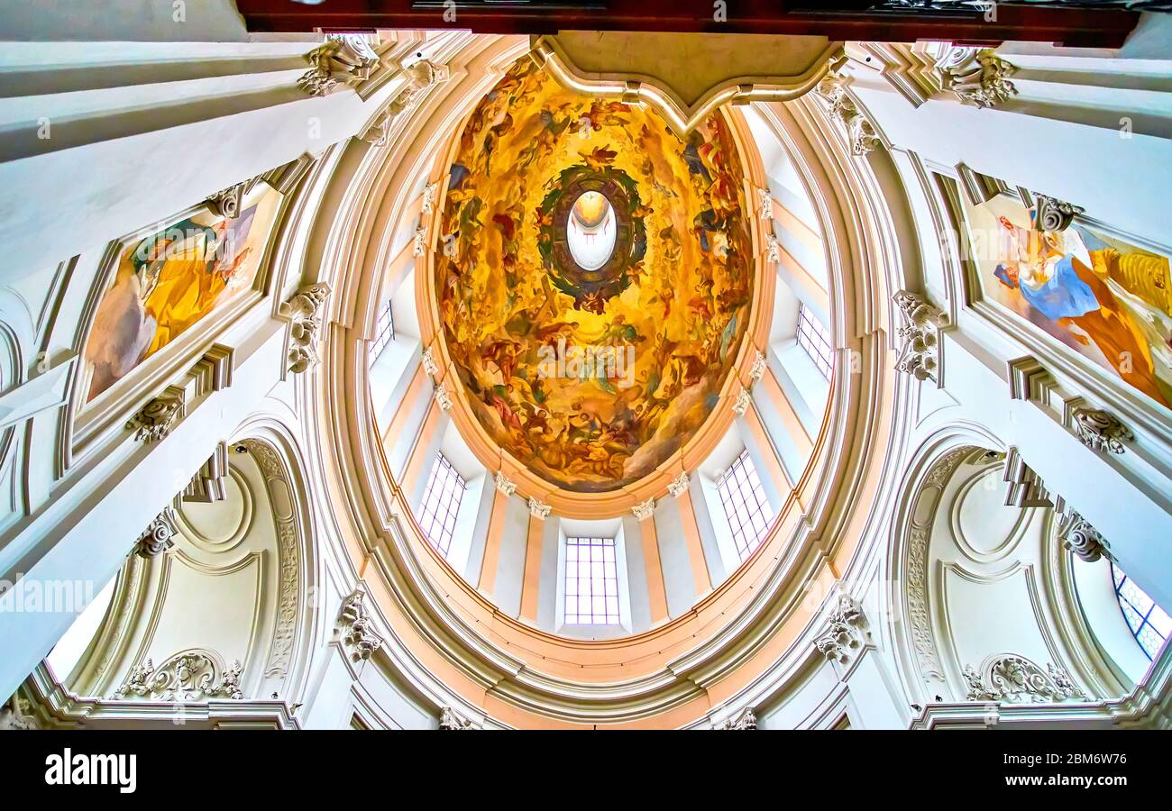 SALZBURG, ÖSTERREICH - 1. MÄRZ 2019: Die große ovale Trommelkuppel mit großem historischen Fresko, das die Szene Krönung der Jungfrau darstellt, am 1. März in Sa Stockfoto
