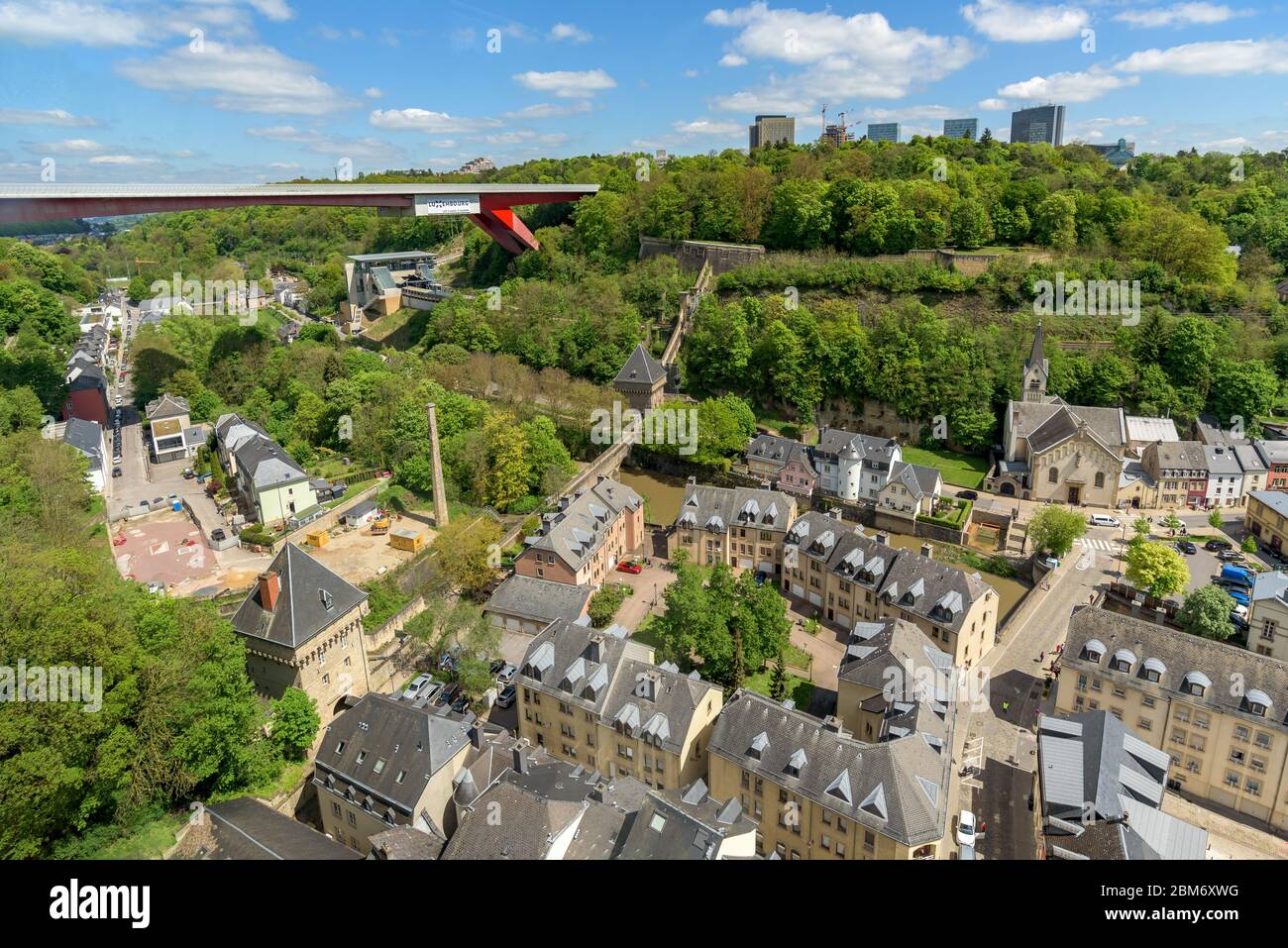 Blick auf den Stadtteil Pfaffenthal vom Landschaftlift in Luxemburg-Stadt. Stockfoto