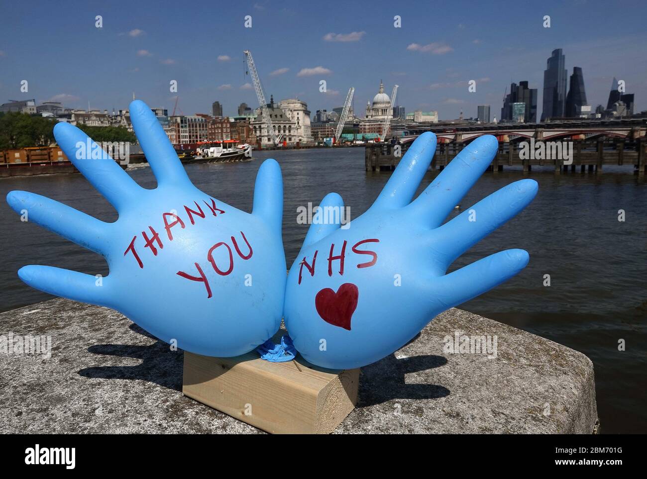 Einweghandschuhe mit den Worten Danke NHS auf ihnen geschrieben links von der Themse, um den NHS am Donnerstag mit St. Pauls und der City of London in klatschen Stockfoto