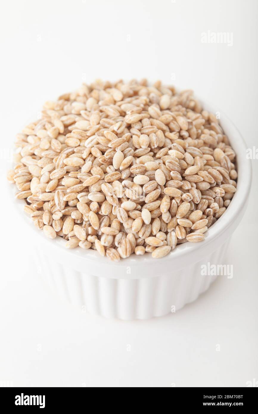 Perlgraserne in einer weißen Ramekin-Schale Stockfoto