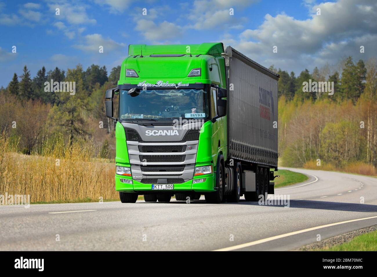 Lime Green Scania R500 Sattelzug Artūro Didaus įmonė transportiert Waren an einem schönen Frühlingstag in Salo, Finnland. 26. April 2019. Stockfoto