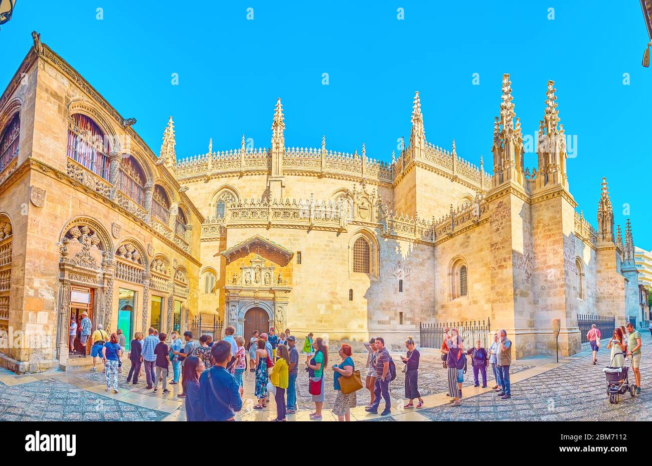 GRANADA, SPANIEN - 27. SEPTEMBER 2019: Panorama der Schlange in der Calle Oficios (La Lonja Platz) vor dem kunstvollen gotischen Stil Capilla Real (Royal CHAP Stockfoto