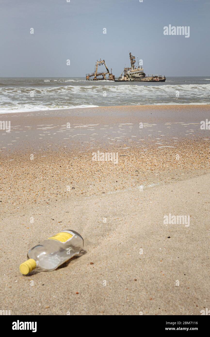 Alkoholflasche am Strand mit Schiffswrack 'Zeila' an der Südatlantikküste südlich der Henties Bay im Dorob Nationalpark, Swakopmund District, E Stockfoto