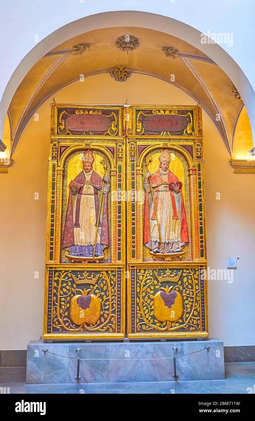 GRANADA, SPANIEN - 27. SEPTEMBER 2019: Die Halle des mittelalterlichen Palacio de la Madraza (Madrasa Schule) ist mit katholischen Ikone auf Relief Holz sur dekoriert Stockfoto