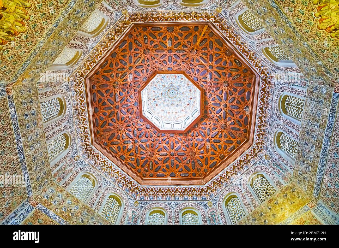 GRANADA, SPANIEN - 27. SEPTEMBER 2019: Prächtige Kuppel in der Moschee des Palacio de la Madraza (Madrasa) mit Sternmuster, Arabesken, Mocarabe (muqarnas) Stockfoto