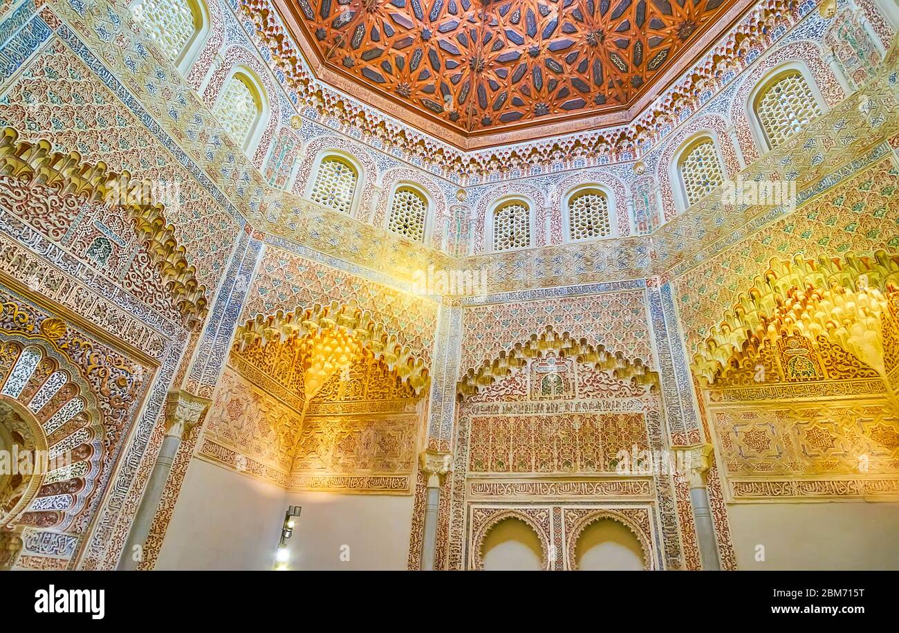 GRANADA, SPANIEN - 27. SEPTEMBER 2019: Moschee des Palacio de la Madraza (Madrasa) mit beeindruckenden islamischen Mustern, Sebka-Designs, Mocarabe (muqarnas) Stockfoto