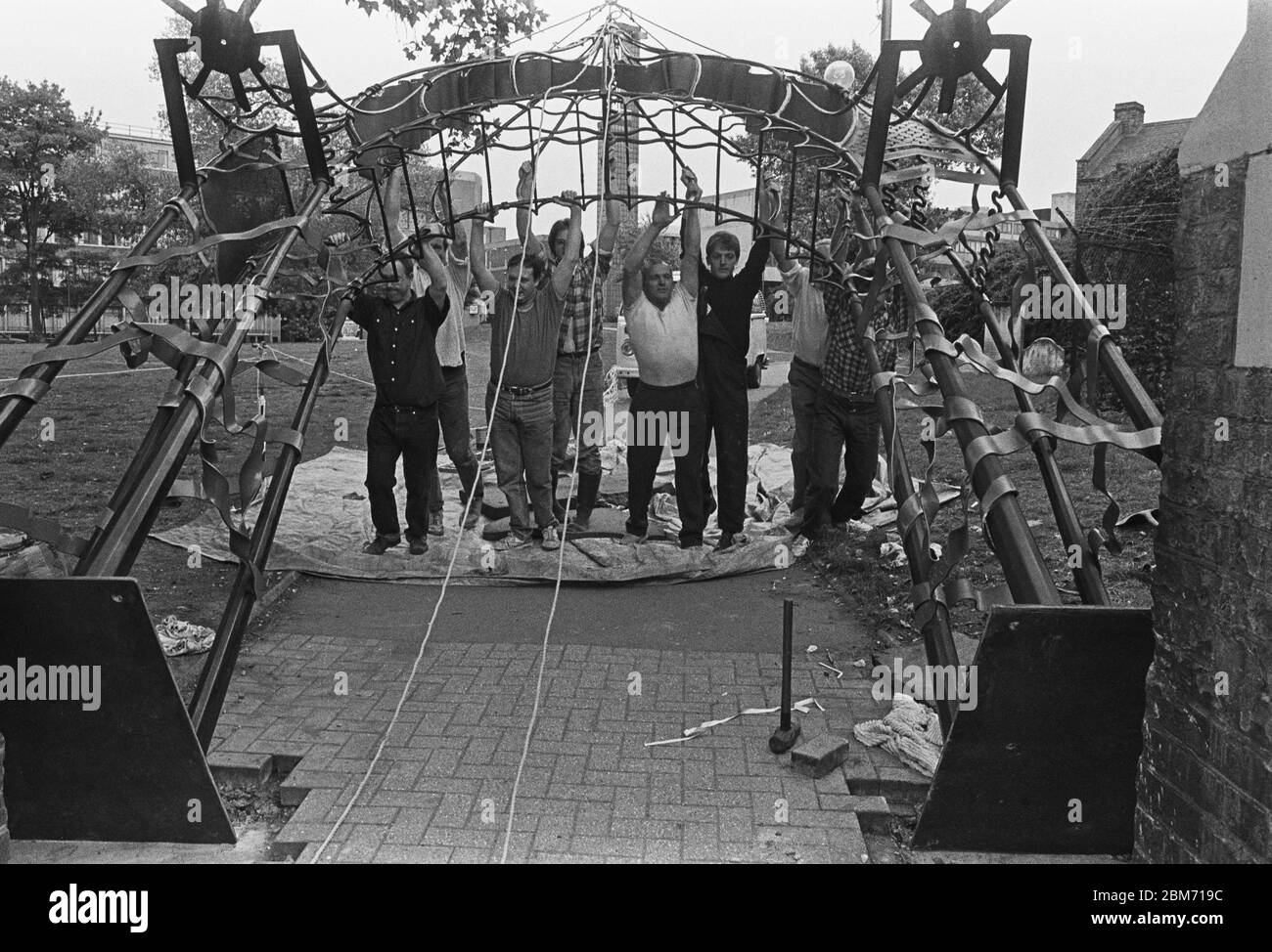 14/44/19 Altab Ali Arch Installation 1989 Stockfoto