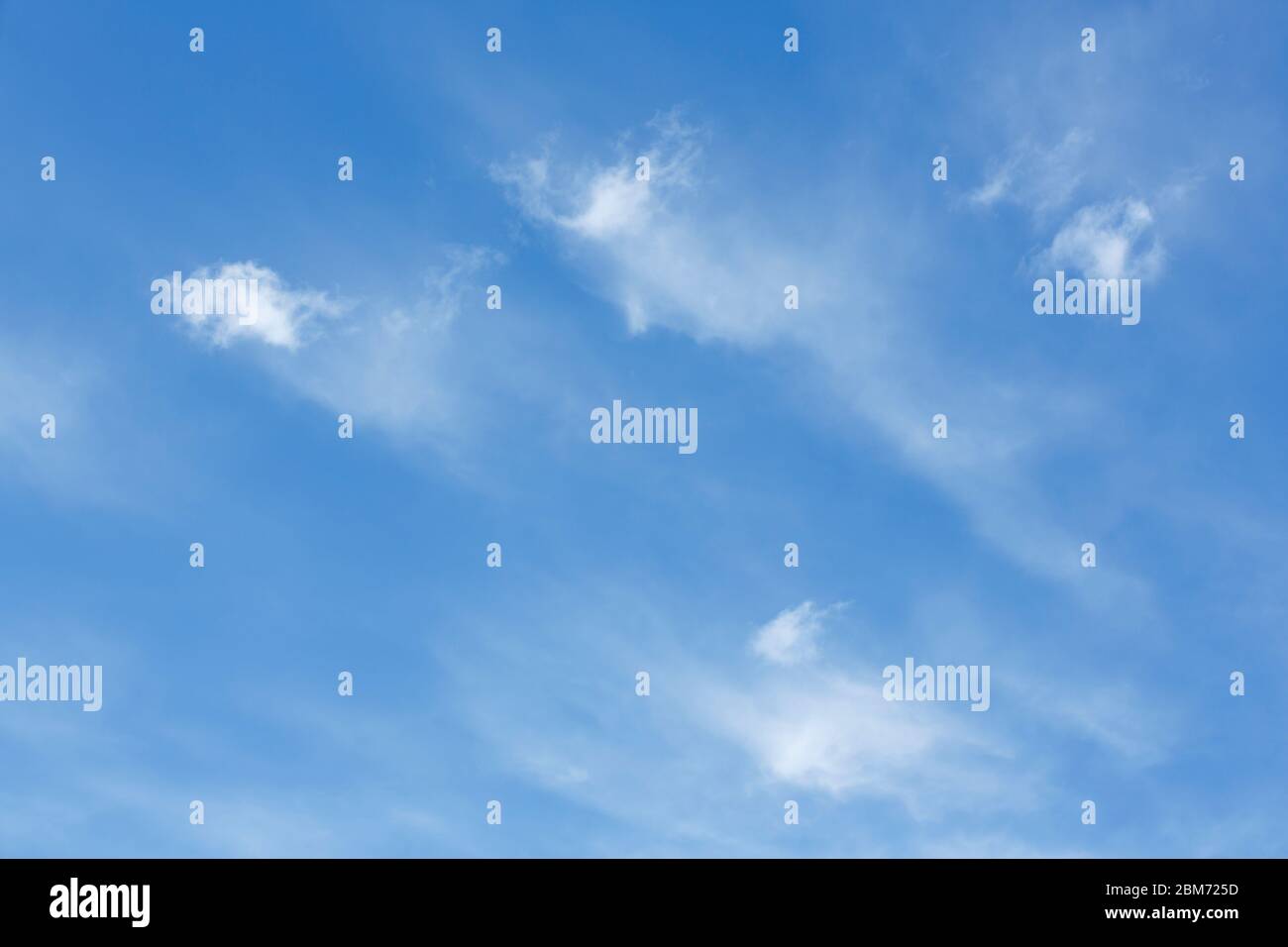 Weiße Wolkenflecken am klaren blauen Himmel, Finnland Stockfoto