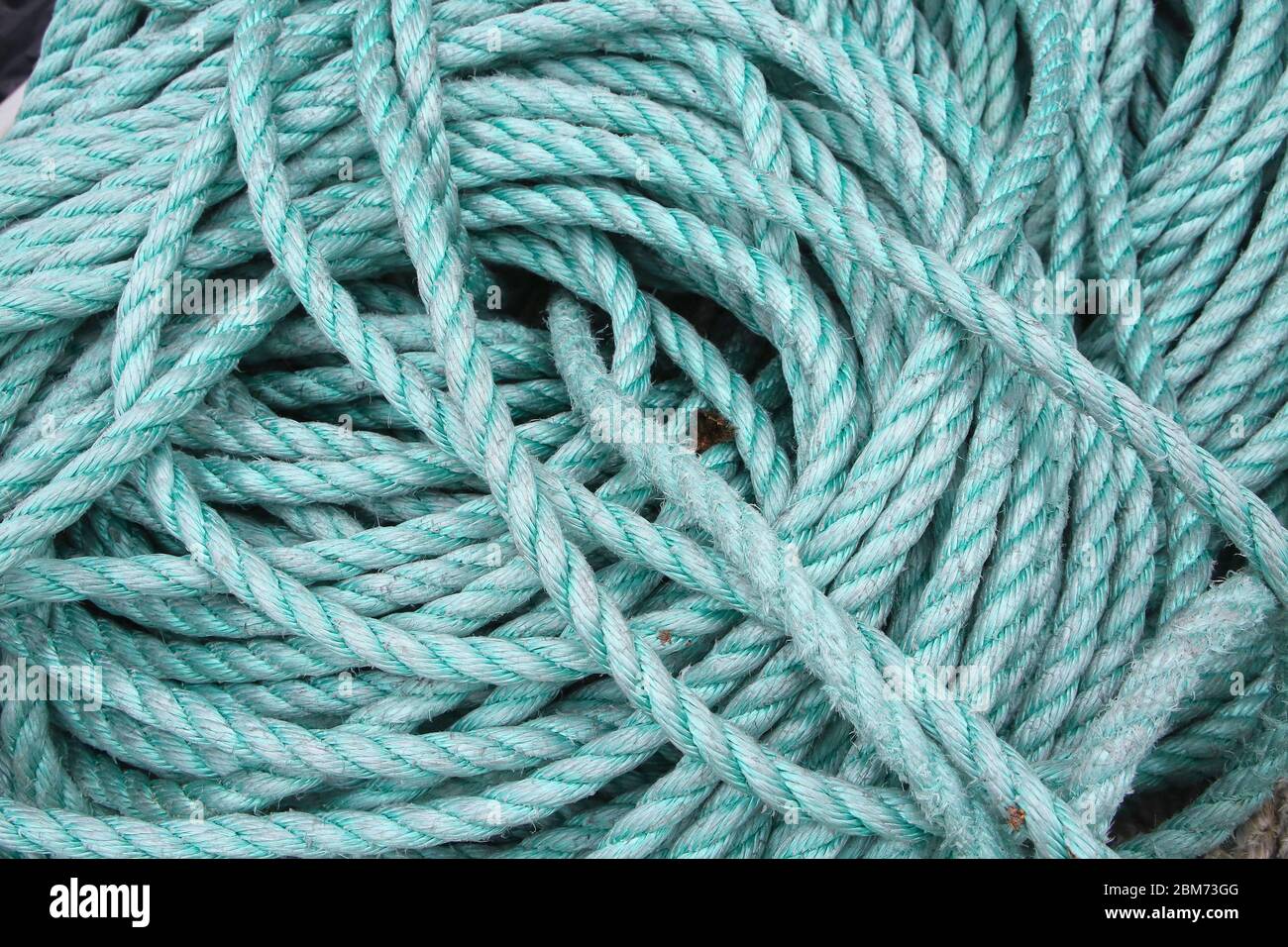Nahaufnahme von grünem blauem Türkis Seil zum Angeln oder Segeln, Norwegen. Stockfoto