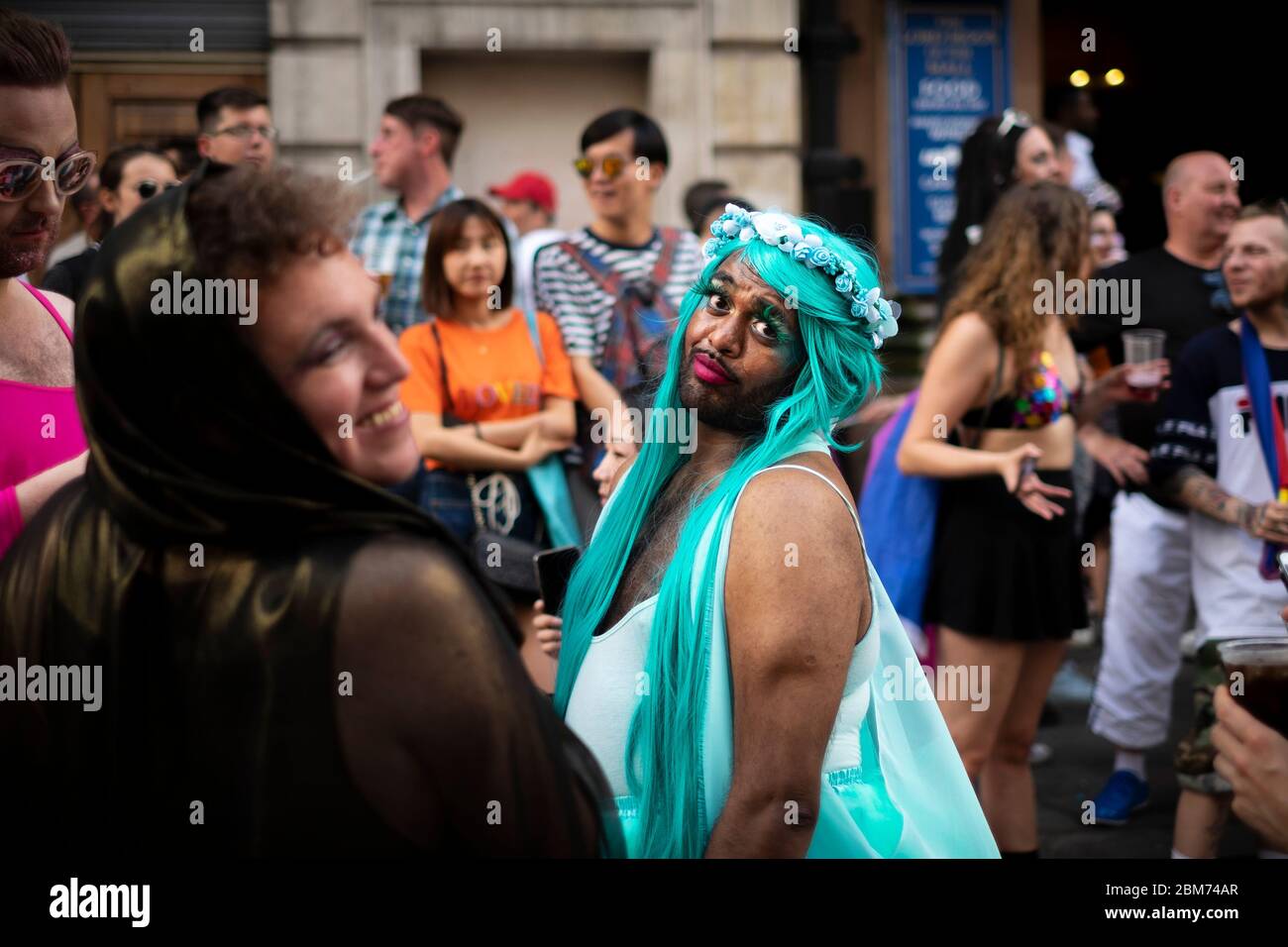 Ein Mann in Make-up und trägt eine türkisfarbene Perücke bei der London Pride Parade, 7. Juli 2018 Stockfoto