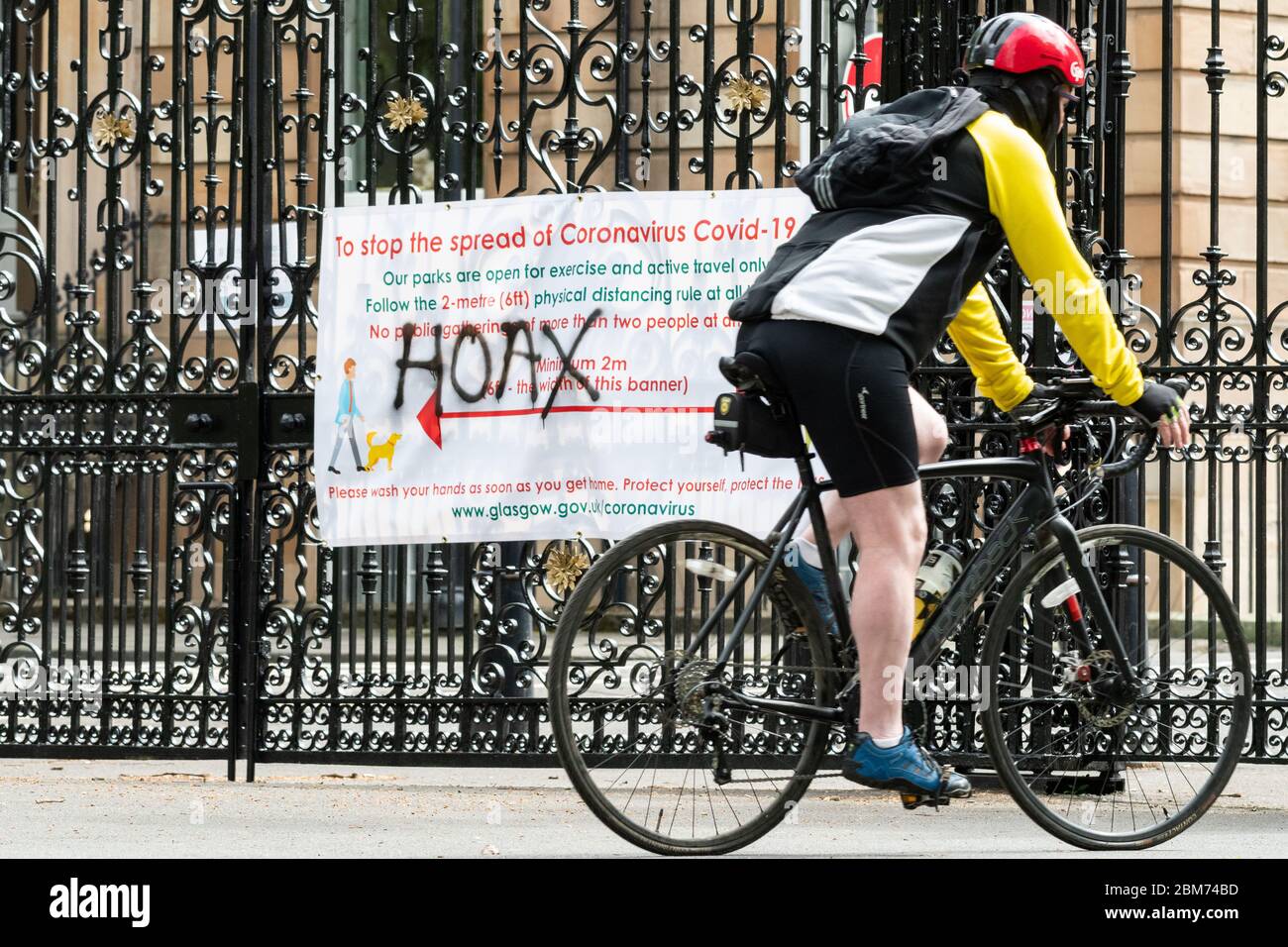 Glasgow, Schottland, Großbritannien. Mai 2020. Coronavirus-Lockdown Glasgow, Schottland: Ein Radfahrer passiert ein 2m-Schild mit sozialer Distanz am Eingang zum Kelvingrove Park. Kredit: Kay Roxby/Alamy Live News Stockfoto