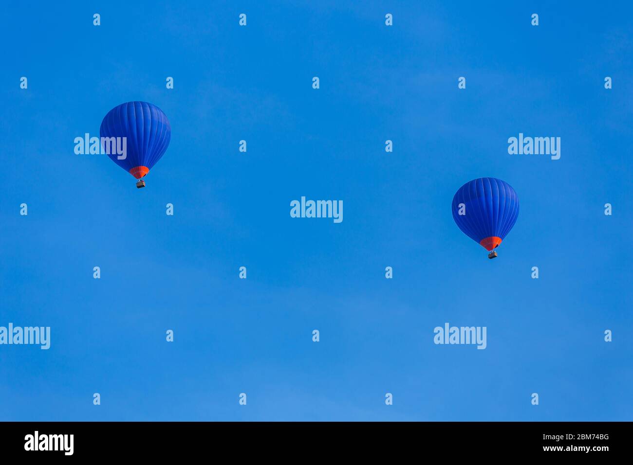 Heißluftballons fliegen über die Dordogne im Südwesten Frankreichs Stockfoto