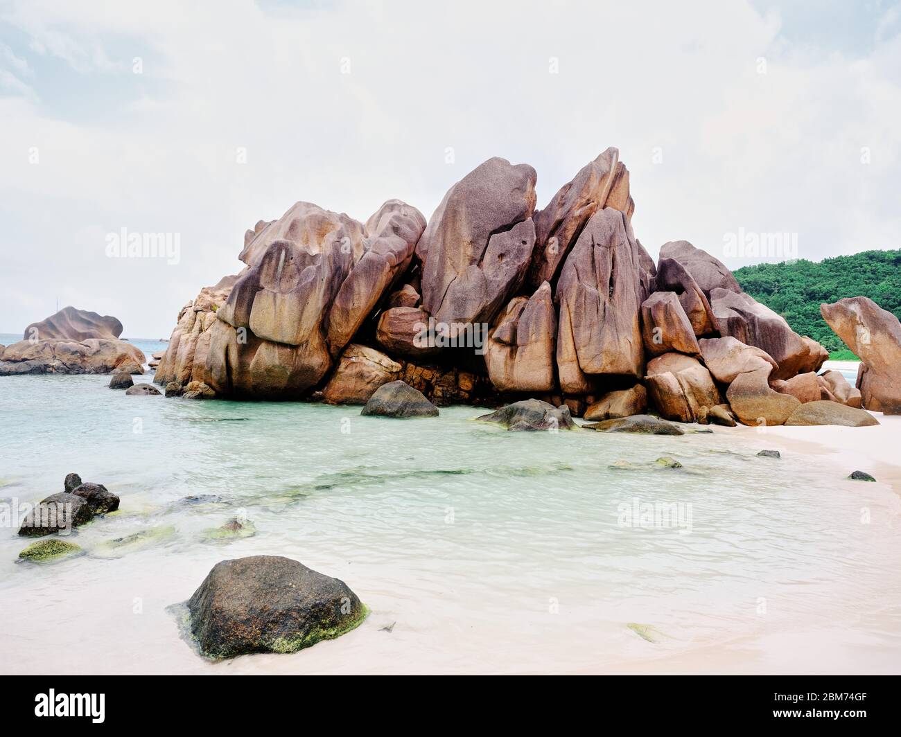 Große Felsen am Sandstrand Stockfoto