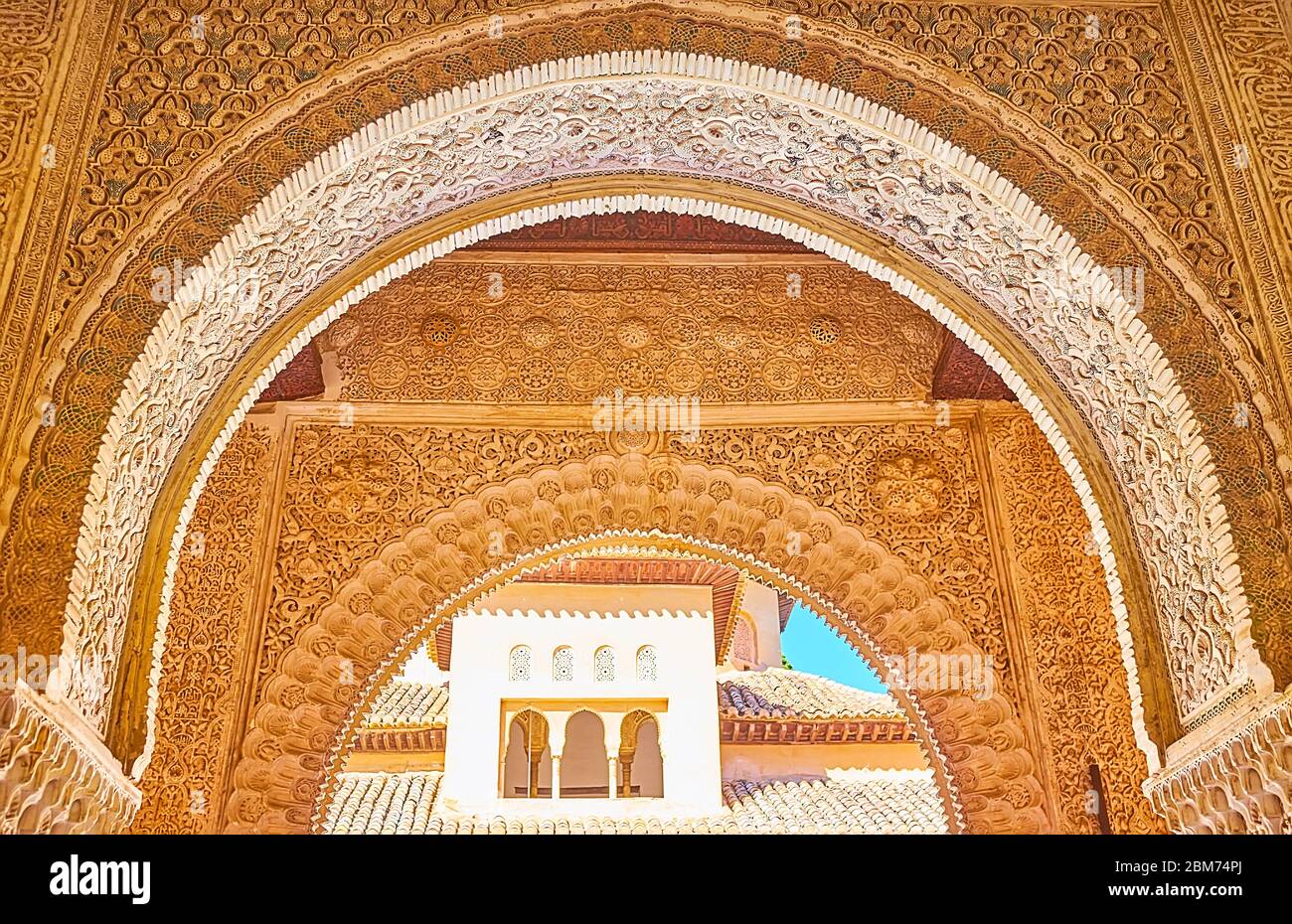 GRANADA, SPANIEN - 25. SEPTEMBER 2019: Die Mauern und Bogengänge des Abencerrajes Hall (Nasriden Palast, Alhambra) sind mit Spitzen-ähnlichen sebka d bedeckt Stockfoto