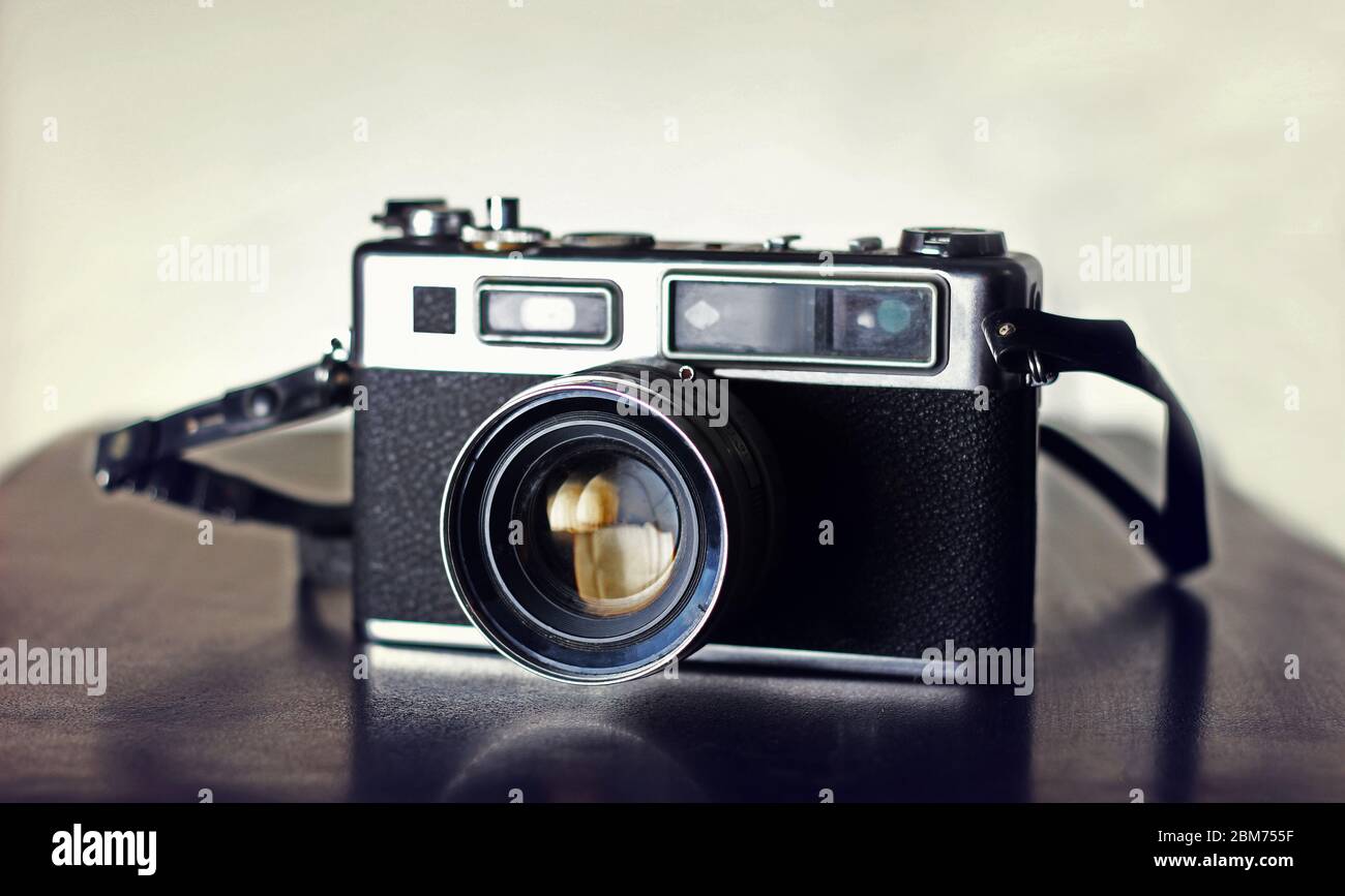 Fotografie Vintage SLR-Kamera auf einer Holzoberfläche Stockfoto