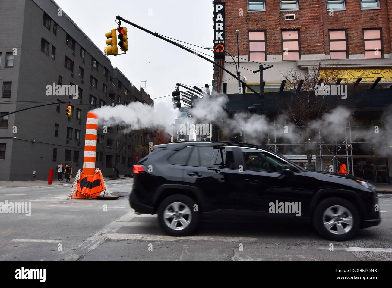 Blick auf die Straße mit der Ninth Avenue façade mit dem alten Firmenlogo des Google-Gebäudes in Chelsea, Manhattan, New York, NY, USA. Stockfoto
