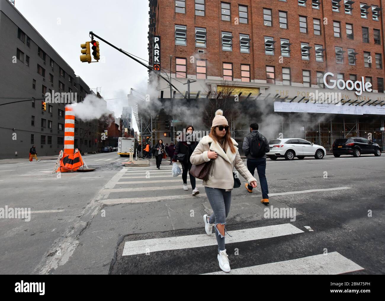 Blick auf die Straße mit der Ninth Avenue façade mit dem alten Firmenlogo des Google-Gebäudes in Chelsea, Manhattan, New York, NY, USA. Stockfoto