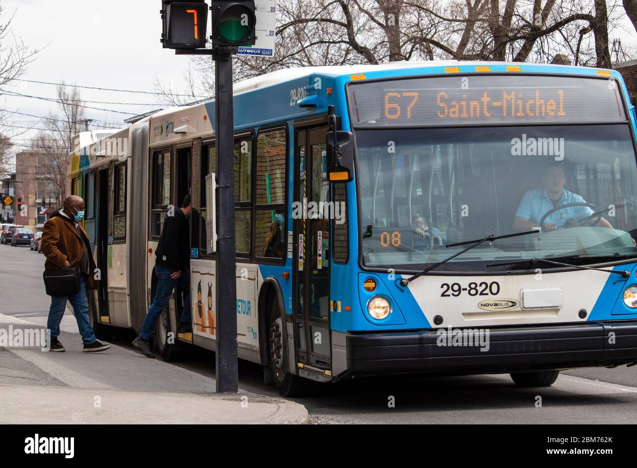 6. Mai 2020 - MTL, QC, Kanada: Montreals Nutzer öffentlicher Verkehrsmittel betreten einen schwarzen Mann mit einer Gesichtsmaske während der Coronavirus COVID-19 Pandemie Stockfoto