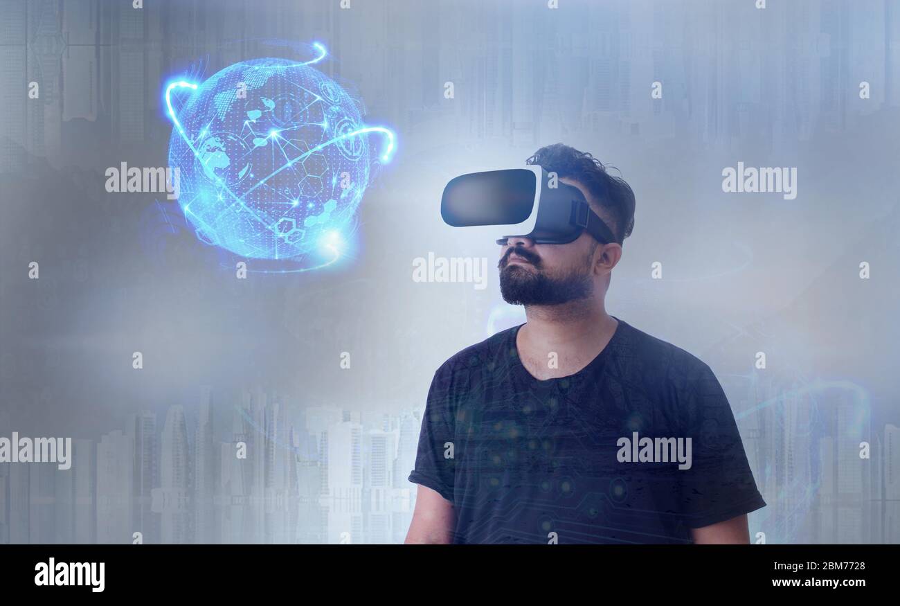 Guy schaut durch VR (Virtual Reality) Brille - Blick in die Zukunft  Stockfotografie - Alamy
