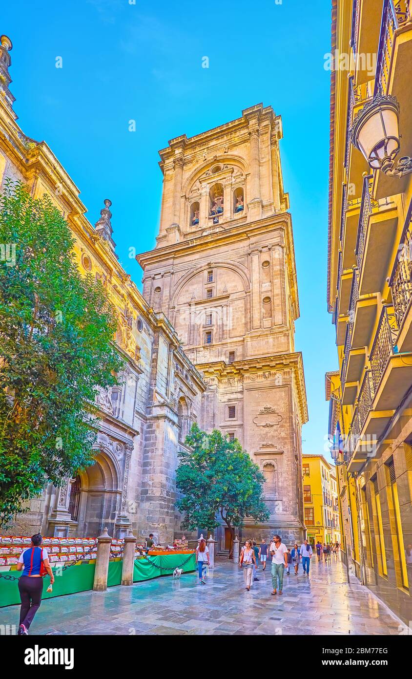 GRANADA, SPANIEN - 25. SEPTEMBER 2019: Die schmale Straße Pie de la Torre eröffnet den Blick auf den mittelalterlichen Glockenturm der Kathedrale von Granada auf dem Septem Stockfoto