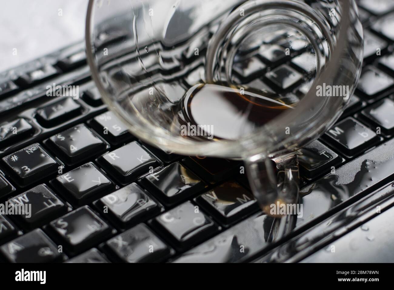 Der Kaffee wurde auf einer Computertastatur verschüttet Stockfoto