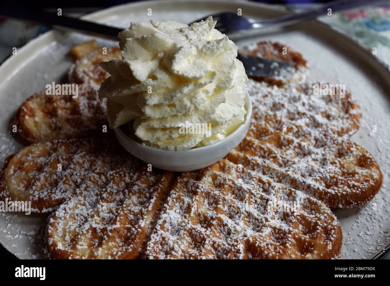Waffel in einem belgischen Café in Brügge, Belgien Stockfoto