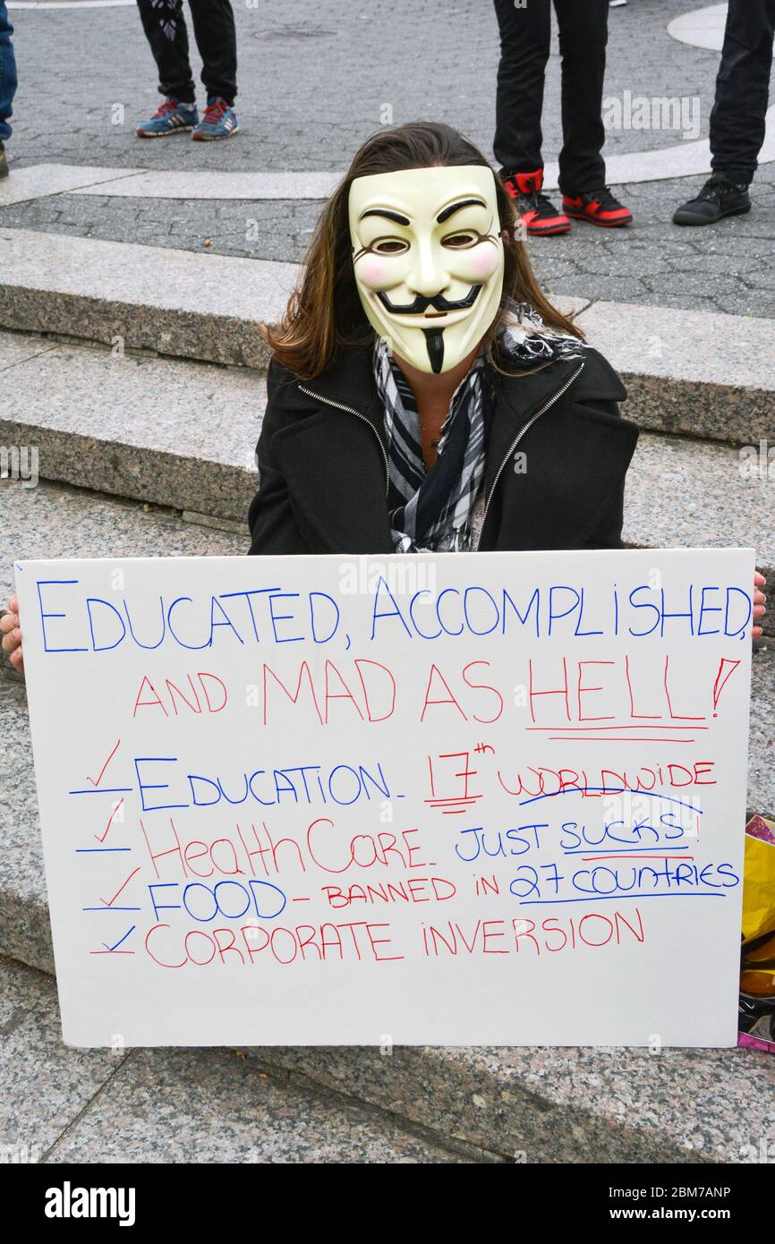 Eine wütende gebildete Frau in einer Maske, die ein Schild hält, das gegen die amerikanische Politik in den Bereichen Bildung, Ernährung, Gesundheitswesen und Unternehmensinversion protestiert. In Manhattan, N Stockfoto