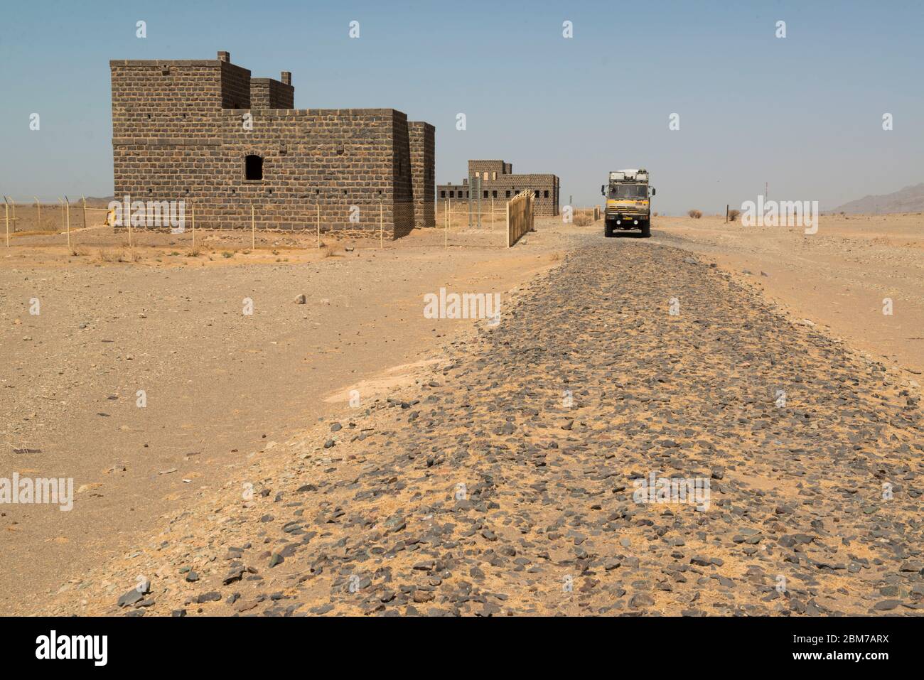 Campertruck parkte vor einem alten Bahnhof auf dem alten Gleis der Hejaz-Bahn. Saudi-Arabien Stockfoto