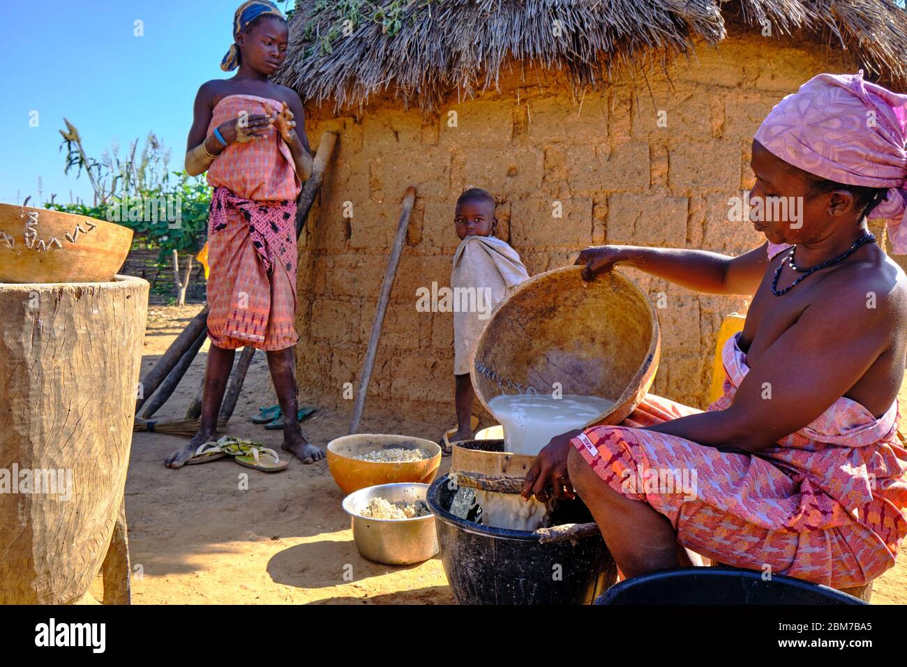 Ländliche afrikanische Familie, die Hausarbeit in einem abgelegenen  nigerianischen Dorf macht Stockfotografie - Alamy