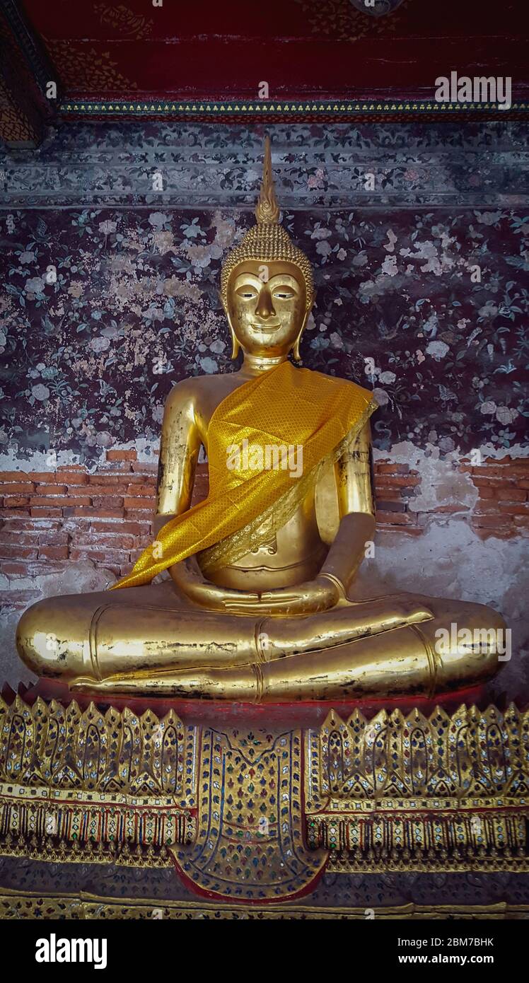 Goldene Meditationsstatuen in EINEM Korridor im Wat Suthat Thepwararam Temple Bankok, Thailand 25/11/2019 Stockfoto