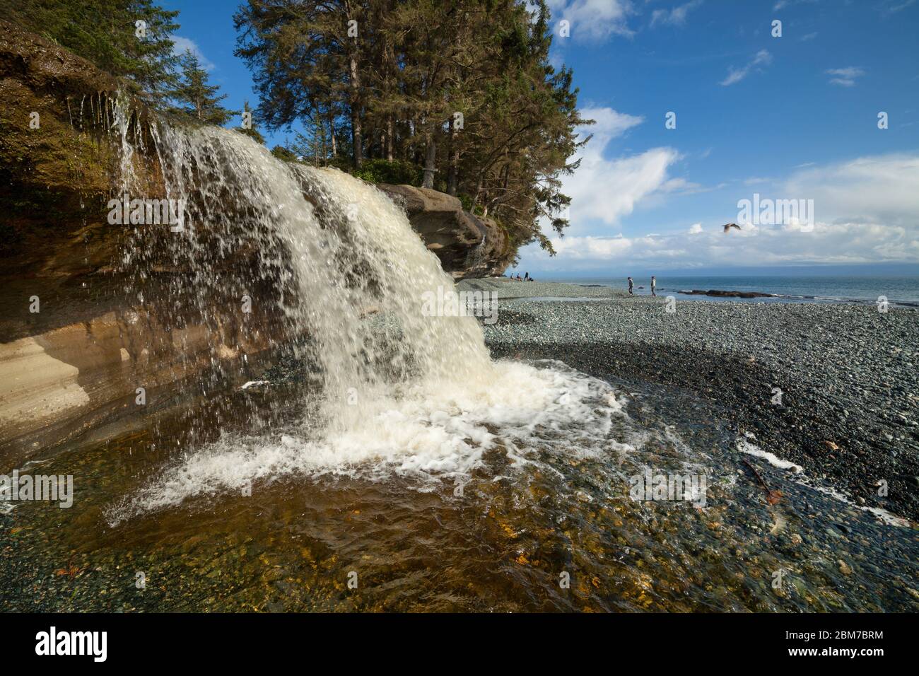 Sandcut Beach Wasserfall am sonnigen Frühlingsnachmittag-Jordan River, British Columbia, Kanada. Stockfoto