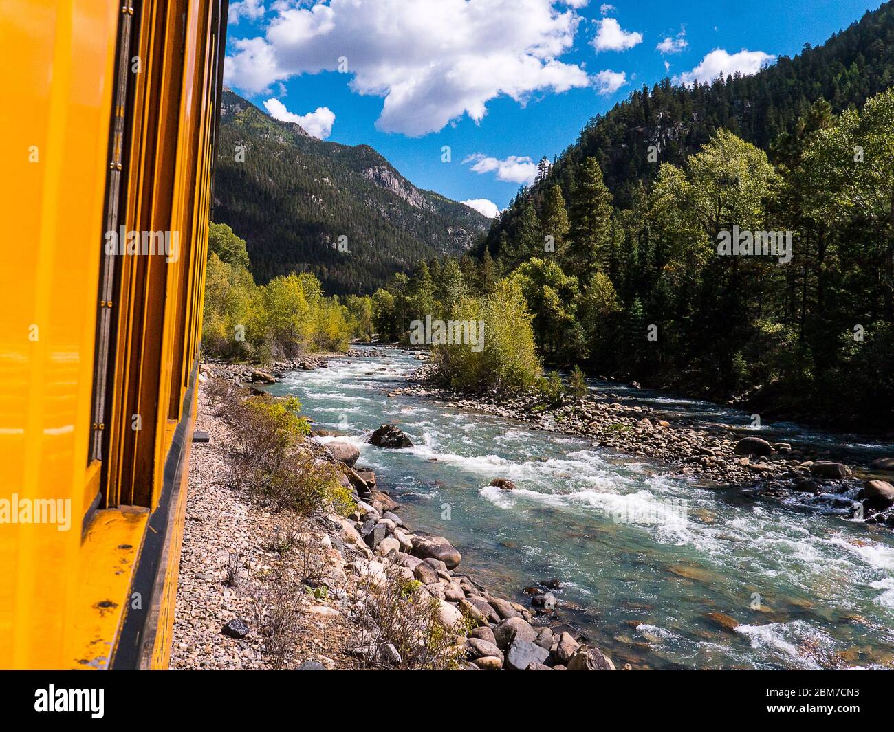 Die Schmalspurbahn von Durango nach Silverton, die durch die Rocky Mountains am Fluss Animas in Colorado USA führt Stockfoto