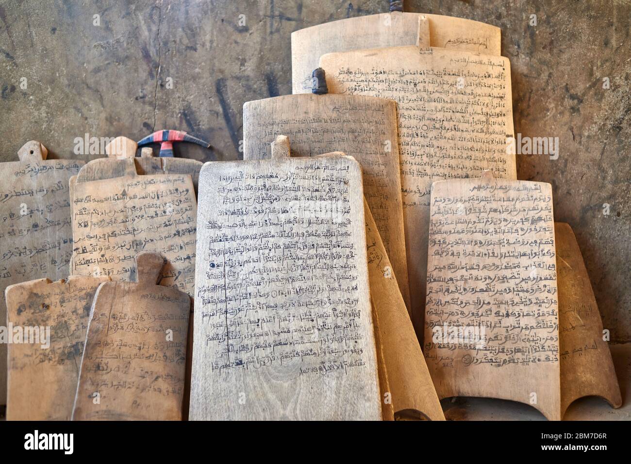 Holztafeln mit Korantexten, geschrieben mit arabischer Kalligraphie. Stockfoto