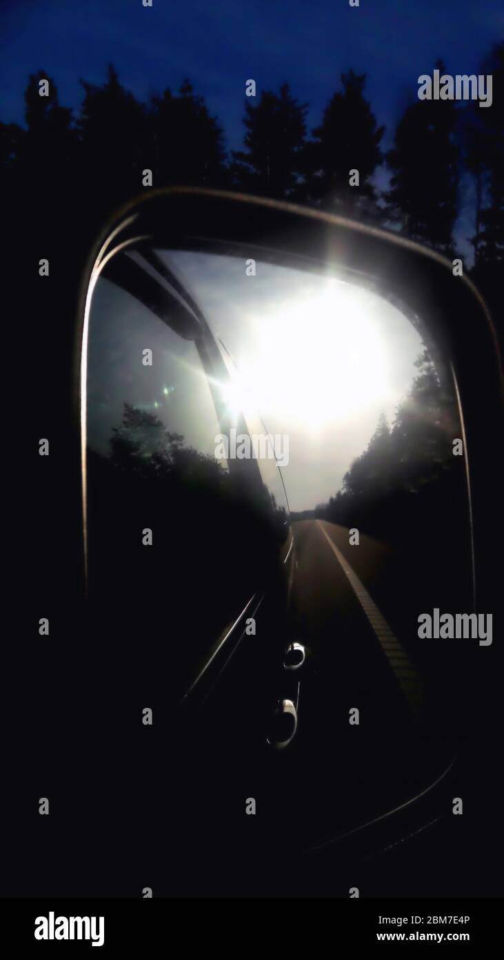 Autospiegel Spiegelung der Morgensonne im Spiegel das Gelände im Hintergrund Nahaufnahme Stockfoto