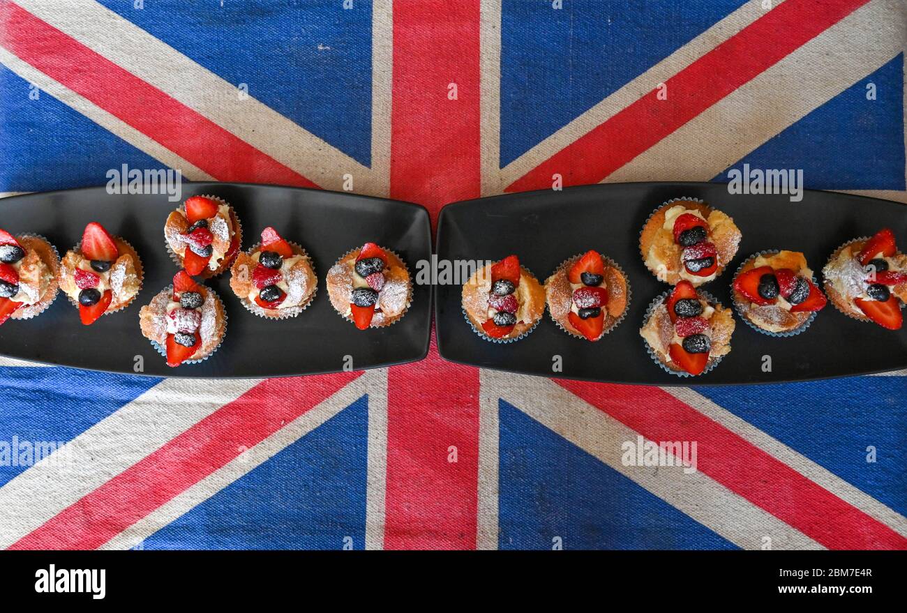 Brighton UK 7. Mai 2020 - VE Day Cupcakes, die während der COVID-19 Pandemiekrise zu Hause hergestellt wurden. Morgen jährt sich der Sieg in Europa zum 75. Mal. Quelle: Simon Dack / Alamy Live News Stockfoto