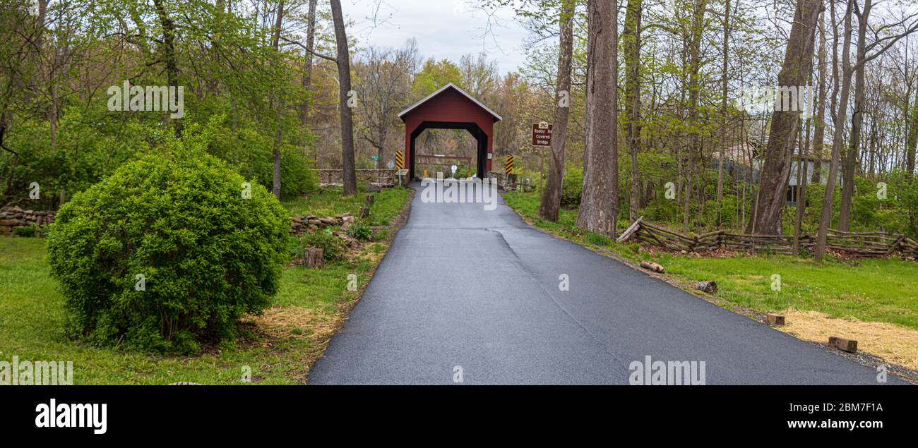Die Roddy Road Covered Bridge ist eine kleine, einspurige King Post hölzerne überdachte Brücke in der Nähe von Thurmont, Frederick County, Maryland. Es überquert Owen's Creek Stockfoto