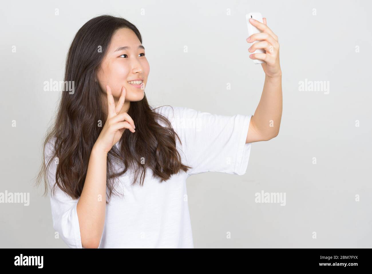 Porträt von glücklichen jungen schönen asiatischen Frau, die Selfie Stockfoto