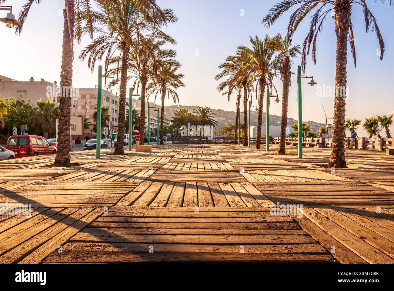 Eine menschenleere Promenade und Palmen an einem frühen, warmen und sonnigen Sommermorgen am Strand La Herradura, Costa Tropical, Andalusien, Spanien Stockfoto