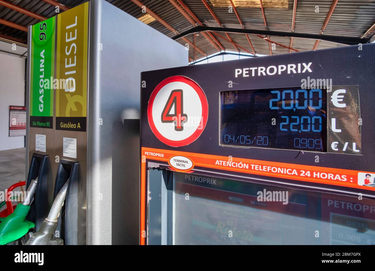 Altea, Alicante, Spanien, 4.5.2020, Corona Krise: Preis für Diesel an einer Benzinpumpe, für 20 € bekommt man derzeit 22 Liter Diesel Stockfoto