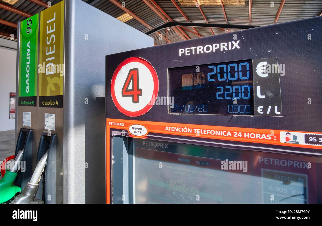 Altea, Alicante, Spanien, 4.5.2020, Corona Krise: Preis für Diesel an einer Benzinpumpe, für 20 € bekommt man derzeit 22 Liter Diesel Stockfoto