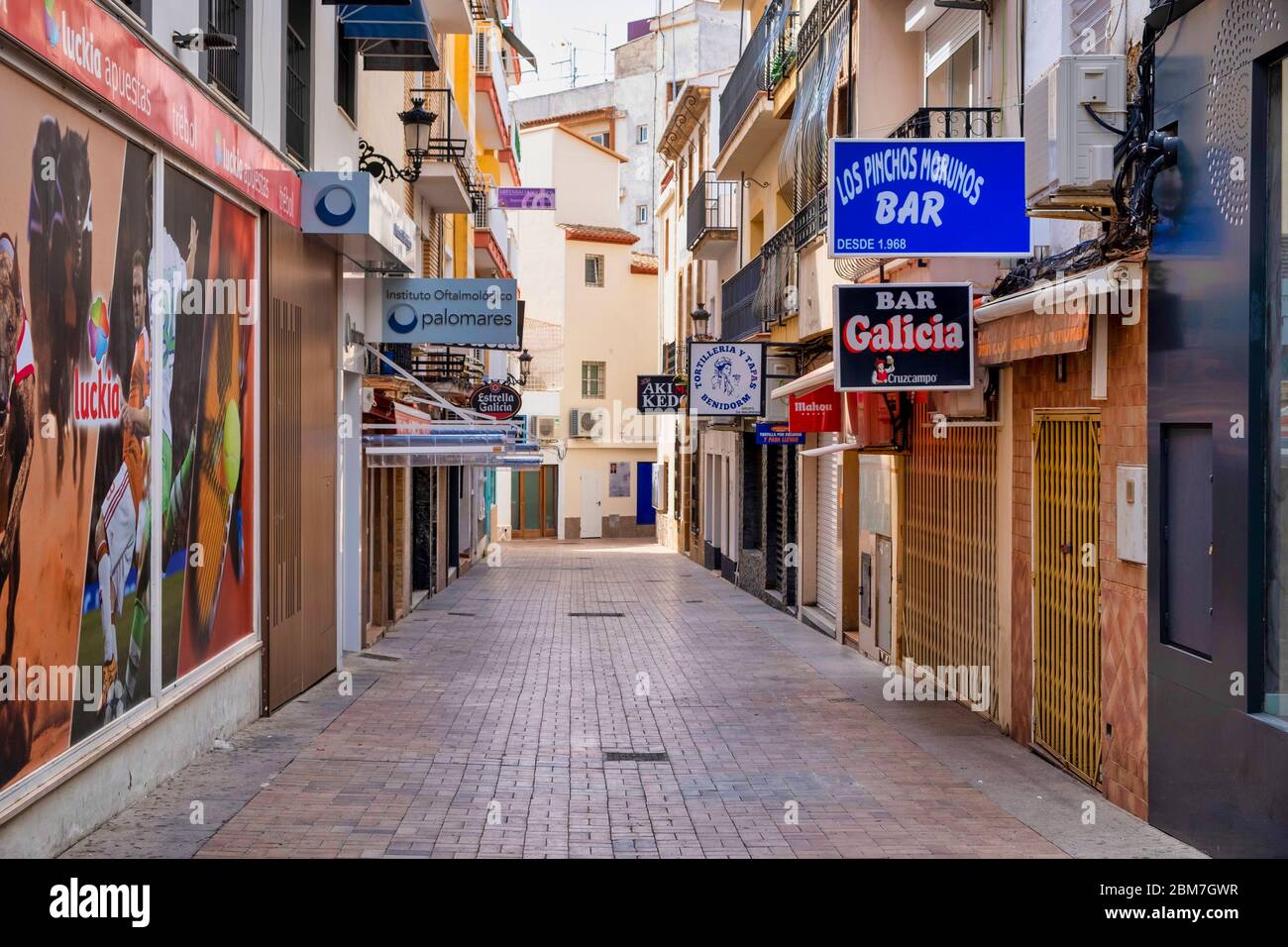 Benidorm, Alicante, Spanien, 4.5.2020, Corona Krise: Geschlossene Tapas-Bars in einer leeren Gasse in einer normalerweise belebten Fußgängerzone in der Altstadt Stockfoto