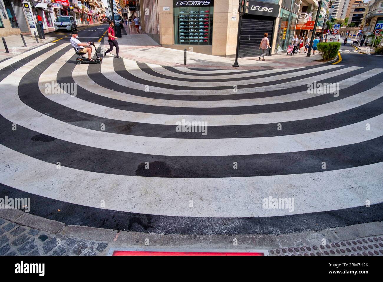 Benidorm, Alicante, Spanien, 4.5.2020, übergroßer Fußgängerüberweg markiert einen Fußgängerübergang in der Kurve einer Straße im Einkaufsviertel Stockfoto