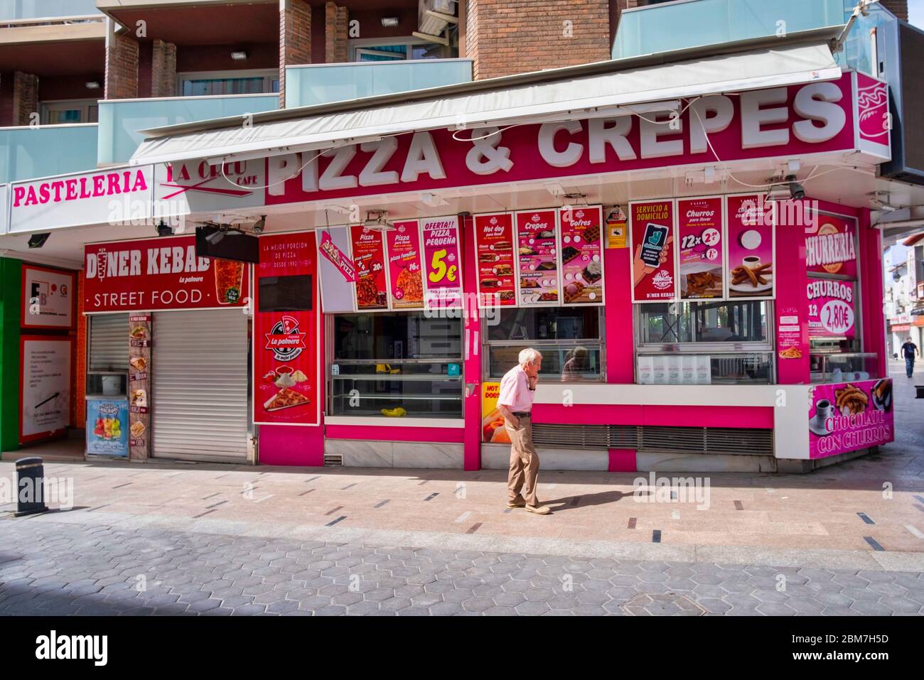 Benidorm, Alicante Spanien, 4.5.2020, Corona-Krise: Geschlossene Fast-Food-Restaurants in der Altstadt. Am 11. Mai beginnt die Phase 1 des Deeskalationsplans der spanischen Regierung und Restaurants dürfen erstmals seit der Alarmbedingung vom 14. März für die Öffentlichkeit geöffnet werden, allerdings mit strengen Einschränkungen hinsichtlich der Gästezahl und strengen Hygieneanforderungen. Stockfoto