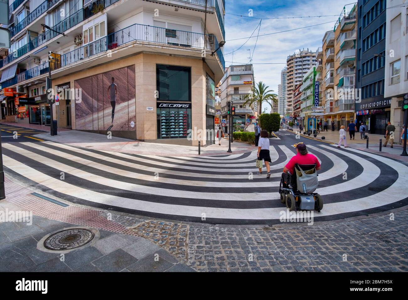 Benidorm, Alicante, Spanien, 4.5.2020, übergroßer Fußgängerüberweg markiert einen Fußgängerübergang in der Kurve einer Straße im Einkaufsviertel Stockfoto