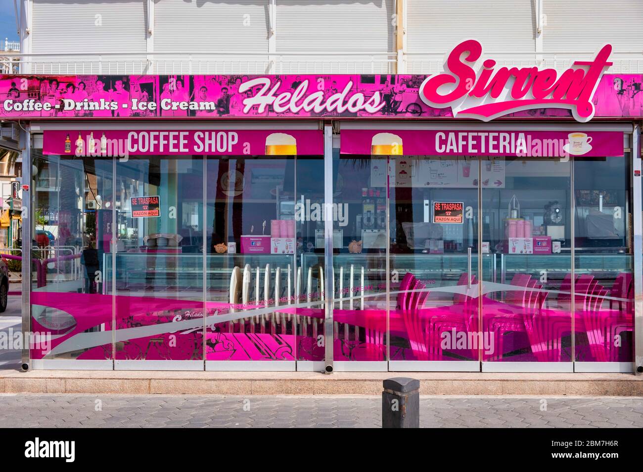 Benidorm, Alicante Spanien, 4.5.2020, Corona Krise: Ein Schild "Se Traspasa" (zur Übernahme erhältlich) Hinweis auf den Fenstern eines Eiscafés. Die Zwangsschließungen aufgrund der Pandemie haben viele Geschäftsleute in wirtschaftliche Schwierigkeiten geraten lassen und einige von ihnen wollen oder können ihre Geschäfte nicht mehr führen Stockfoto