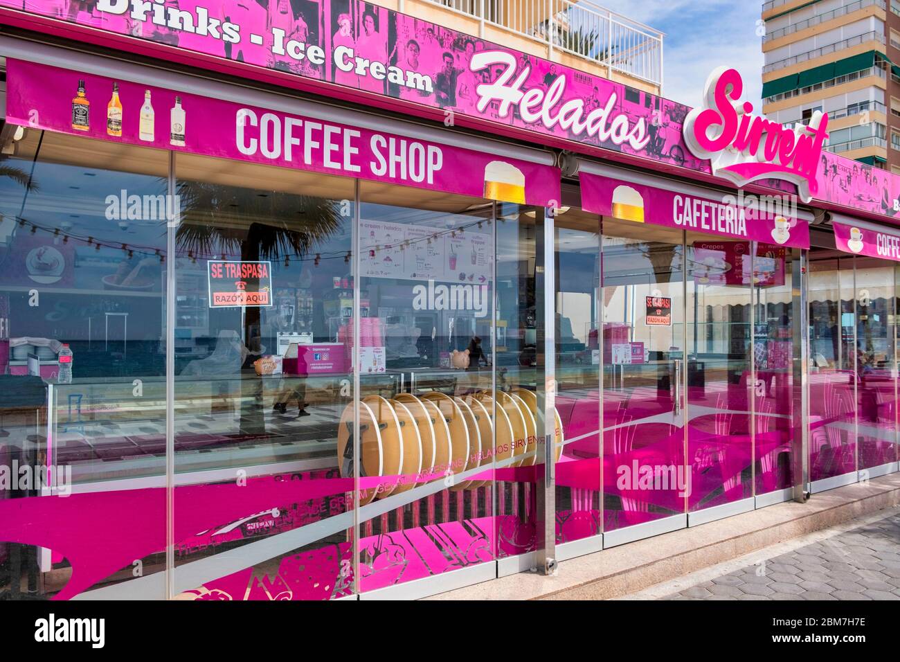 Benidorm, Alicante Spanien, 4.5.2020, Corona Krise: Ein Schild "Se Traspasa" (zur Übernahme erhältlich) Hinweis auf den Fenstern eines Eiscafés. Die Zwangsschließungen aufgrund der Pandemie haben viele Geschäftsleute in wirtschaftliche Schwierigkeiten geraten lassen und einige von ihnen wollen oder können ihre Geschäfte nicht mehr führen Stockfoto