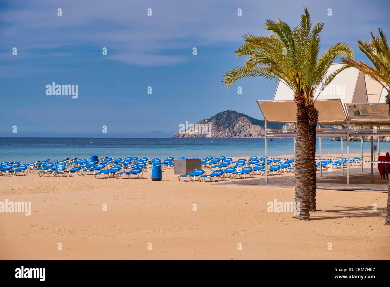 Benidorm, Alicante Spanien, 4.5.2020, Corona-Krise: Leere Sonnenliegen am menschenleeren Strand Playa Levante Stockfoto