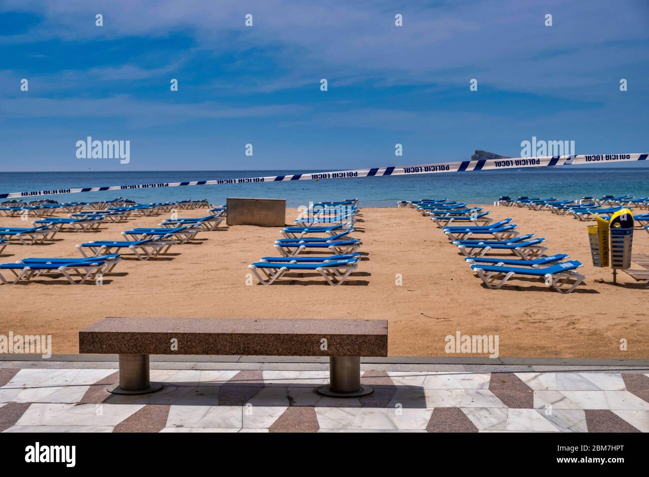 Benidorm, Alicante Spanien, 4.5.2020, Corona-Krise: Leere Sonnenliegen am menschenleeren Strand Playa Levante Stockfoto