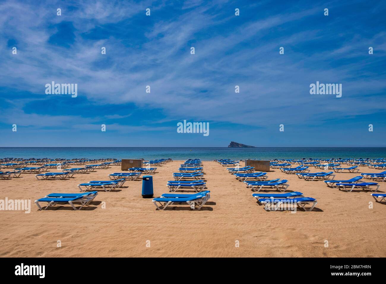 Benidorm, Alicante Spanien, 4.5.2020, Corona-Krise: Leere Sonnenliegen am menschenleeren Strand Playa Levante Stockfoto